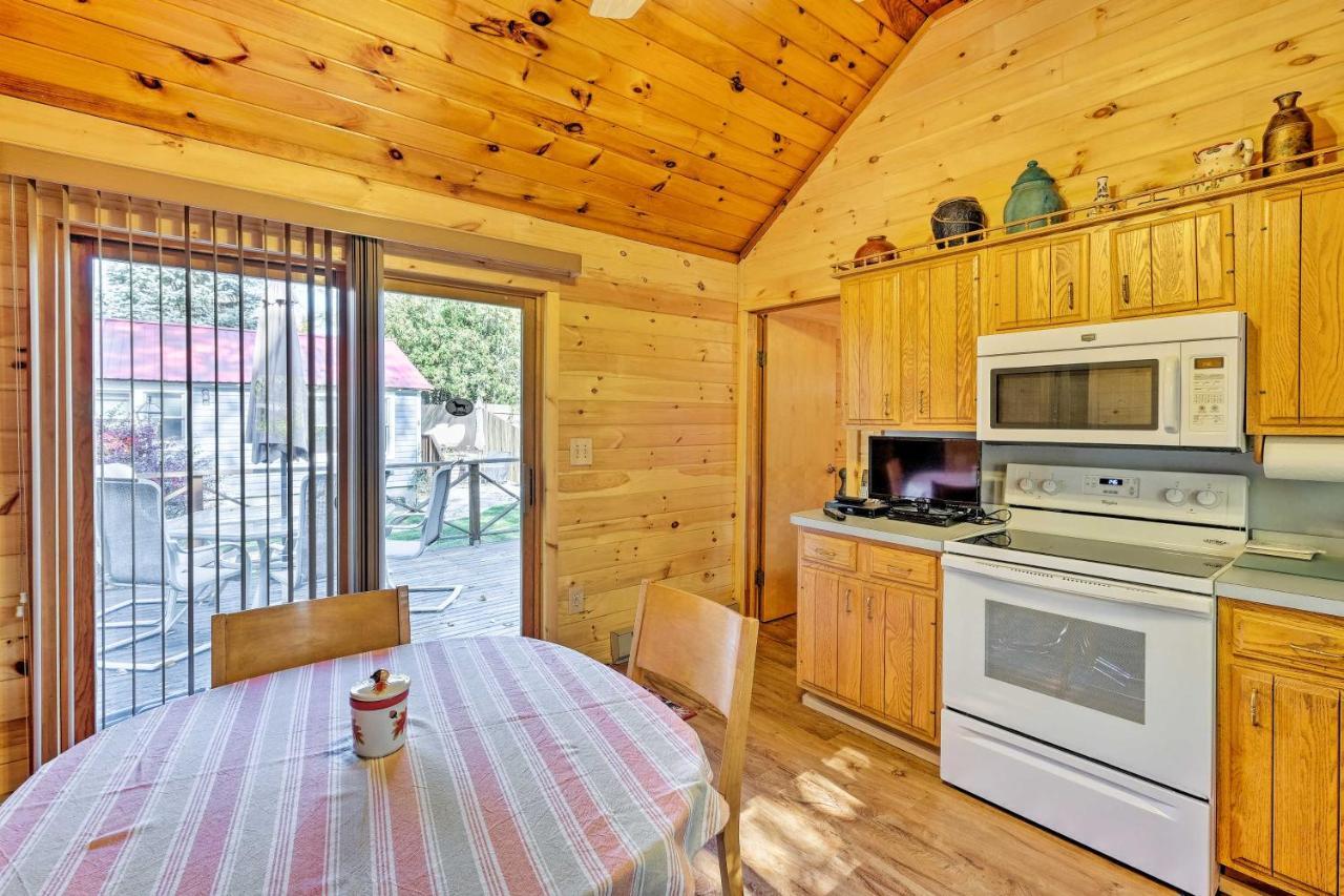 Bolton Landing Cottage With Deck, Walk To Beach! Exterior photo